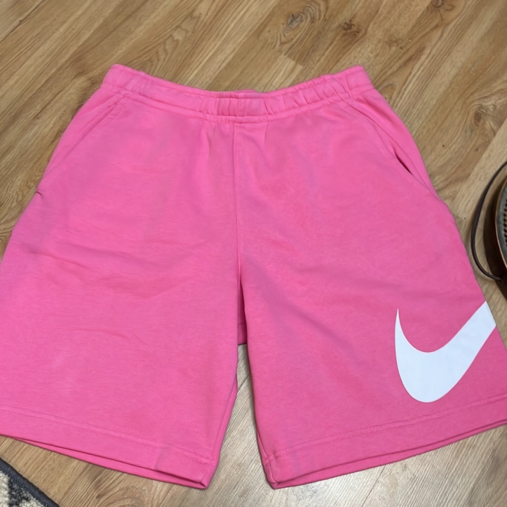 Nike Sportswear Club
Men's Graphic Shorts